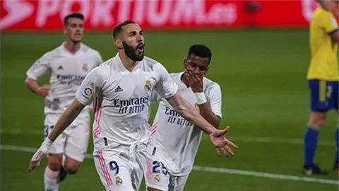 Karim Benzema bắt kịp kỷ lục của Raul, khiến Ronaldo cũng ghen tị