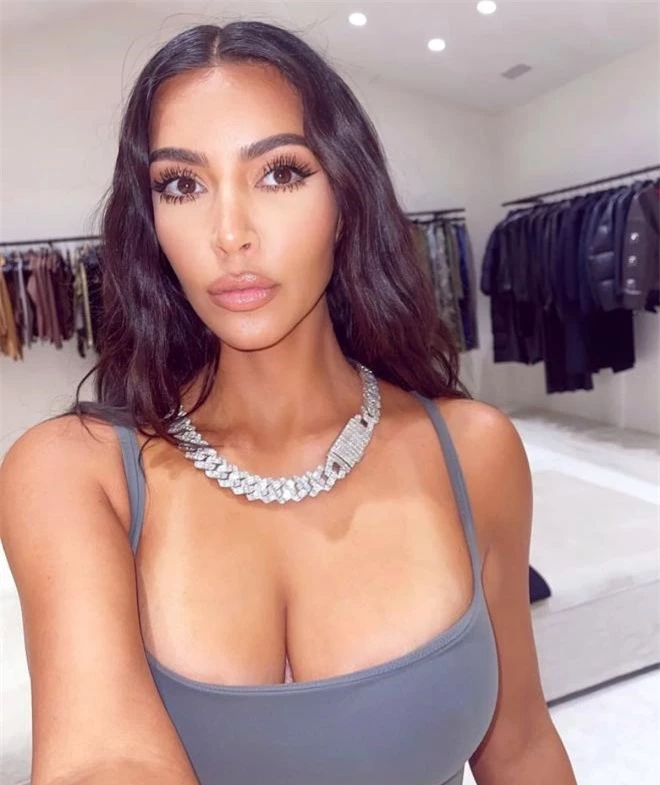  Kim Kardashian khoe vòng cổ kim cương mới trị giá gần tỷ đồng 0