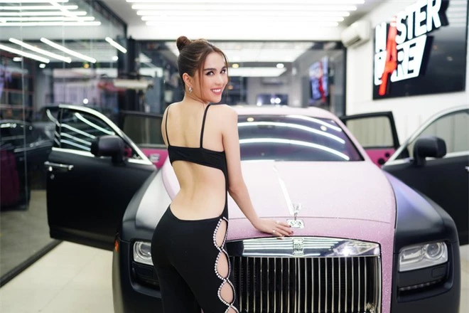 Siêu xe Rolls-Royce mới tậu của Ngọc Trinh thực ra chỉ là dòng đã qua sử dụng, giá không đến 30 tỷ đồng? - Ảnh 2.