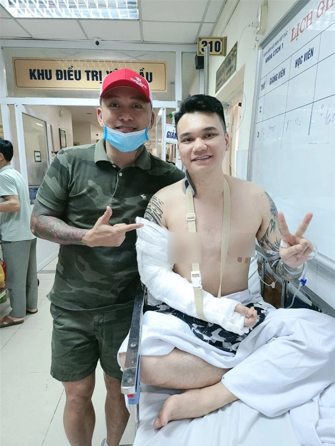 Tuấn Hưng tiết lộ tình trạng sức khoẻ của Khắc Việt, thông báo 1 điều thay đổi của nam ca sĩ hậu phẫu thuật vì tai nạn gãy xương - Ảnh 2.
