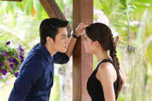 Chồng đang nằm lướt điện thoại thì bàng hoàng "lĩnh" cả bao gạo vào người, câu tuyên bố đanh thép của vợ khiến anh ta cuống quýt xin lỗi