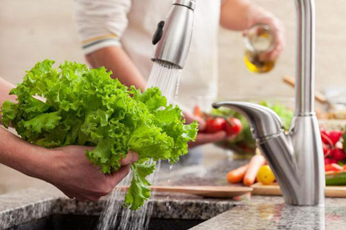 R&#x1EED;a rau c&#x1EE9; cho th&#xEA;m 2 th&#x1EE9; n&#xE0;y &#x111;&#x1EA3;m b&#x1EA3;o h&#x1EBF;t s&#x1EA1;ch thu&#x1ED1;c tr&#x1EEB; s&#xE2;u, c&#x1EF1;c an to&#xE0;n