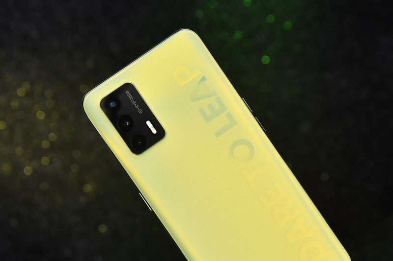 Realme ra mắt smartphone 5G, RAM 8 GB, màn hình 120Hz, sạc 30W, giá gần 6 triệu