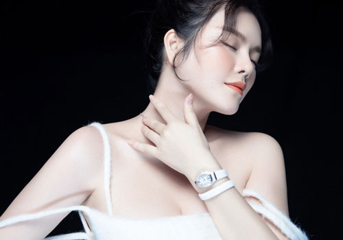 Fan không tin Lý Nhã Kỳ đã gần 40 tuổi qua bộ ảnh đẹp như "thần tiên tỉ tỉ"