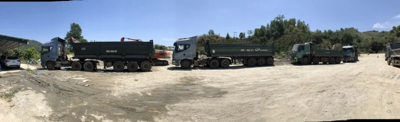 05 chiếc xe tải chắn ngang không cho công ty Quảng Phú đi lại và hoạt động