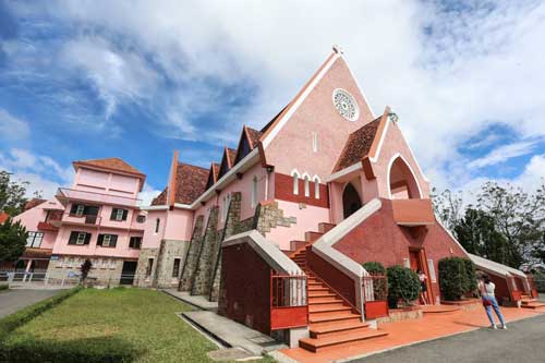 "Check-in" nhà thờ màu hồng tuyệt đẹp tại Đà Lạt
