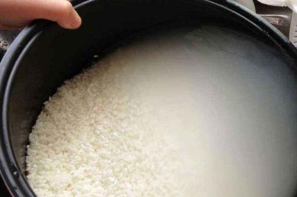 Vo gạo bao lần là đủ, nấu cơm bằng nước sôi hay lạnh? Nhiều người làm sai nên không ngon