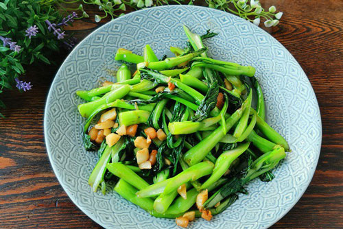 Không cần chần qua, xào rau cải kiểu này vẫn xanh mướt, giòn ngon