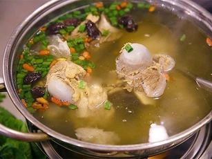 Hầm xương, 3 thao tác nhiều người hay làm sai khiến nước dùng đục, lại kém thơm