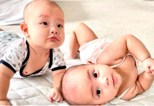 Leon nghịch ngợm đòi "gặm tay" chị gái Lisa, biểu cảm của hai nhóc con khiến Hồ Ngọc Hà bật cười