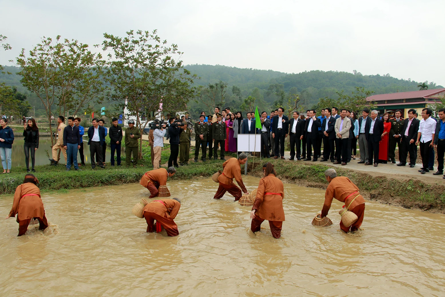 -	Trải nghiệm du lịch nông thôn mới tại trang trại nông nghiệp công nghệ cao của Ông Nguyễn Văn Bình, xã Xuân Mỹ với hệ thống nhà lưới sản xuất rau, hoa quả công nghệ cao, các trò chơi dân gian…