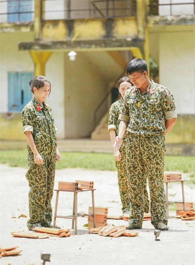 Hậu Hoàng đăng ảnh xinh như nàng thơ, Mũi trưởng Long không dám để lại bình luận vì có sự xuất hiện của &quot;tình địch&quot;? - Ảnh 7.