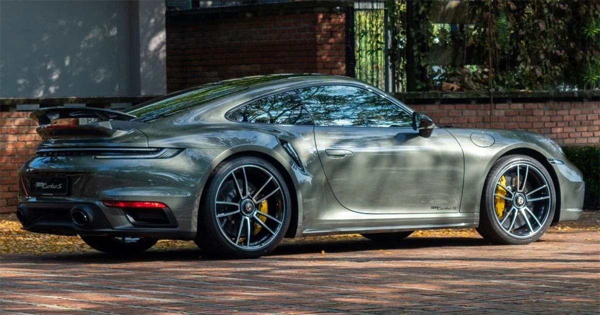 Kích thước của 911 Turbo S được tinh chỉnh đáng kể nhằm gia tăng hiệu năng vận hành: Thân xe rộng hơn 45 mm ở trục trước (1.840 mm) và chiều rộng tổng thể là 1.900 mm ở trục sau (tăng 20 mm).