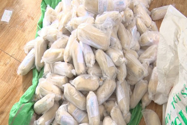 Bắt giữ hơn 3 tấn chả đòn chay nghi trộn thịt, cá