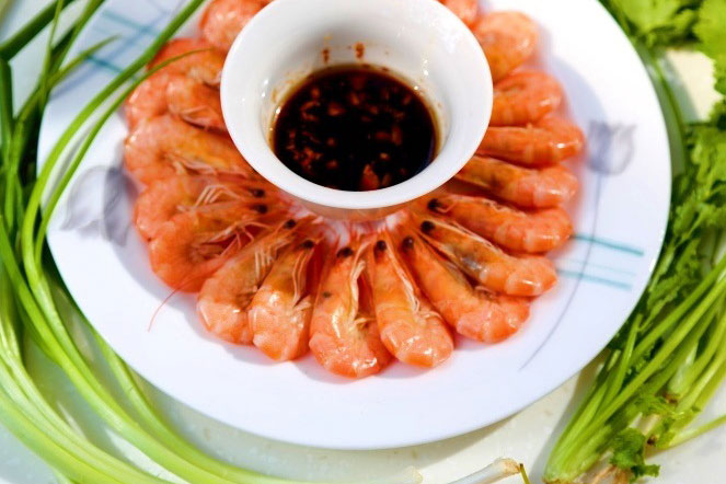 Luộc tôm thêm muối, dùng nước lạnh hay nóng? Đầu bếp bảo đều sai, làm thế này mới chuẩn!