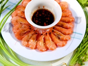 Luộc tôm thêm muối, dùng nước lạnh hay nóng? Đầu bếp bảo đều sai, làm thế này mới chuẩn!