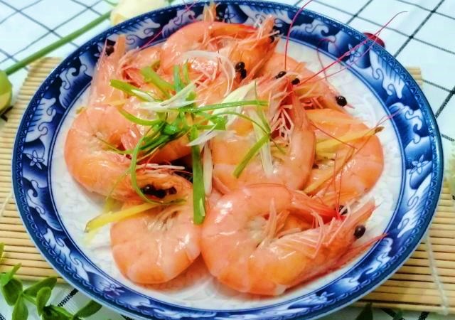 Luộc tôm, dùng nước sôi, lạnh hay ấm? Nhiều người làm sai nên tôm khô, tanh