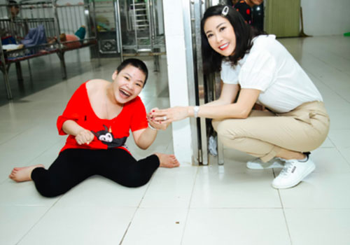 Hà Kiều Anh làm từ thiện 200 triệu