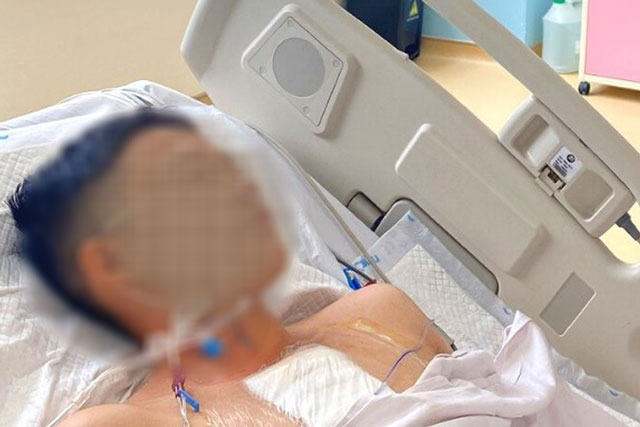 Bất cẩn bị dao đâm vào tim khi đùa nghịch với bạn