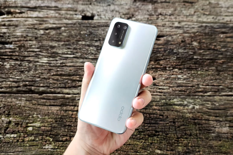 Mở hộp Oppo A74 5G vừa lên kệ với giá 6,61 triệu đồng