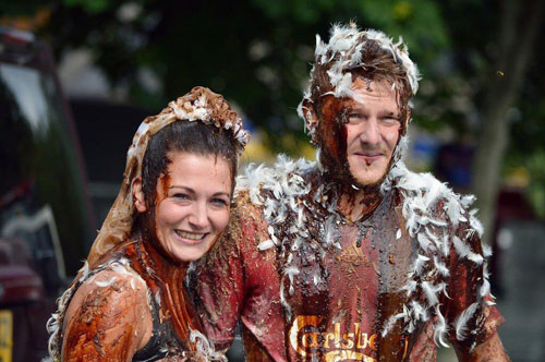 Tục ném trứng thối vào cô dâu, chú rể trong lễ cưới