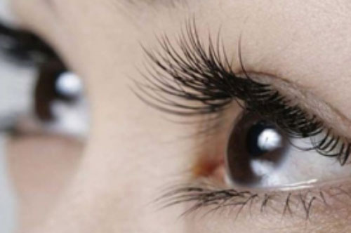 &#x110;&#x1EEB;ng c&#x1EAF;t l&#xF4;ng mi cho con, &#x111;&#xE2;y m&#x1EDB;i l&#xE0; c&#xE1;ch gi&#xFA;p b&#xE9; c&#xF3; h&#xE0;ng mi d&#xE0;i v&#xE0; cong