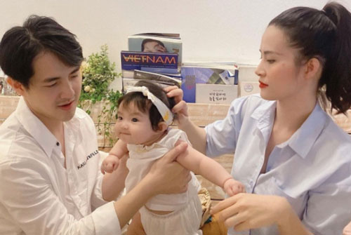 Đông Nhi và Ông Cao Thắng mải miết chăm con, Winnie biểu cảm “thánh meme” giật trọn spotlight cặp bố mẹ quyền lực