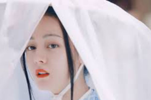 Trường Ca Hành: Tạo hình đội nón trắng che mặt của Địch Lệ Nhiệt Ba được khen đẹp