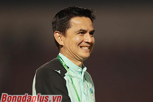 Chật vật đi tiếp ở Cúp Quốc gia, Kiatisak vẫn được báo Thái khen hết lời