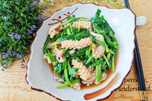 Ít người biết nhưng mực xào lá hẹ rất ngon, không tanh, ăn vào là thích