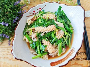 Ít người biết nhưng mực xào lá hẹ rất ngon, không tanh, ăn vào là thích