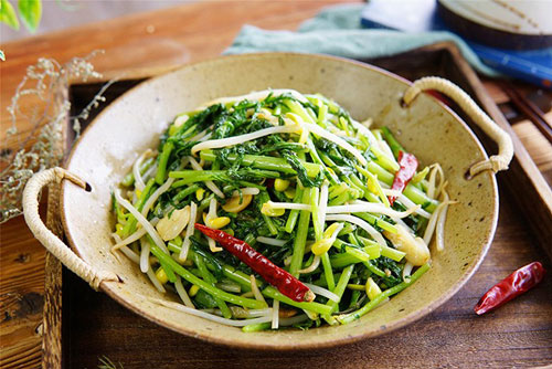 Cứ tưởng cải cúc chỉ xào thịt mới ngon, nấu chung với rau này ai cũng tấm tắc khen
