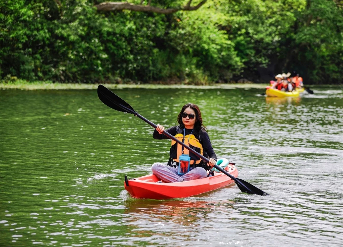 Sản phẩm chèo thuyền kayak phù hợp với các du khách trẻ. Ảnh: KDL Sinh thái Tràng An