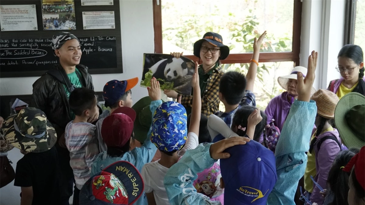 Du khách tham gia các hoạt động tại Cơ sở Bảo tồn gấu Ninh Bình. Ảnh: FOUR PAWS Việt.
