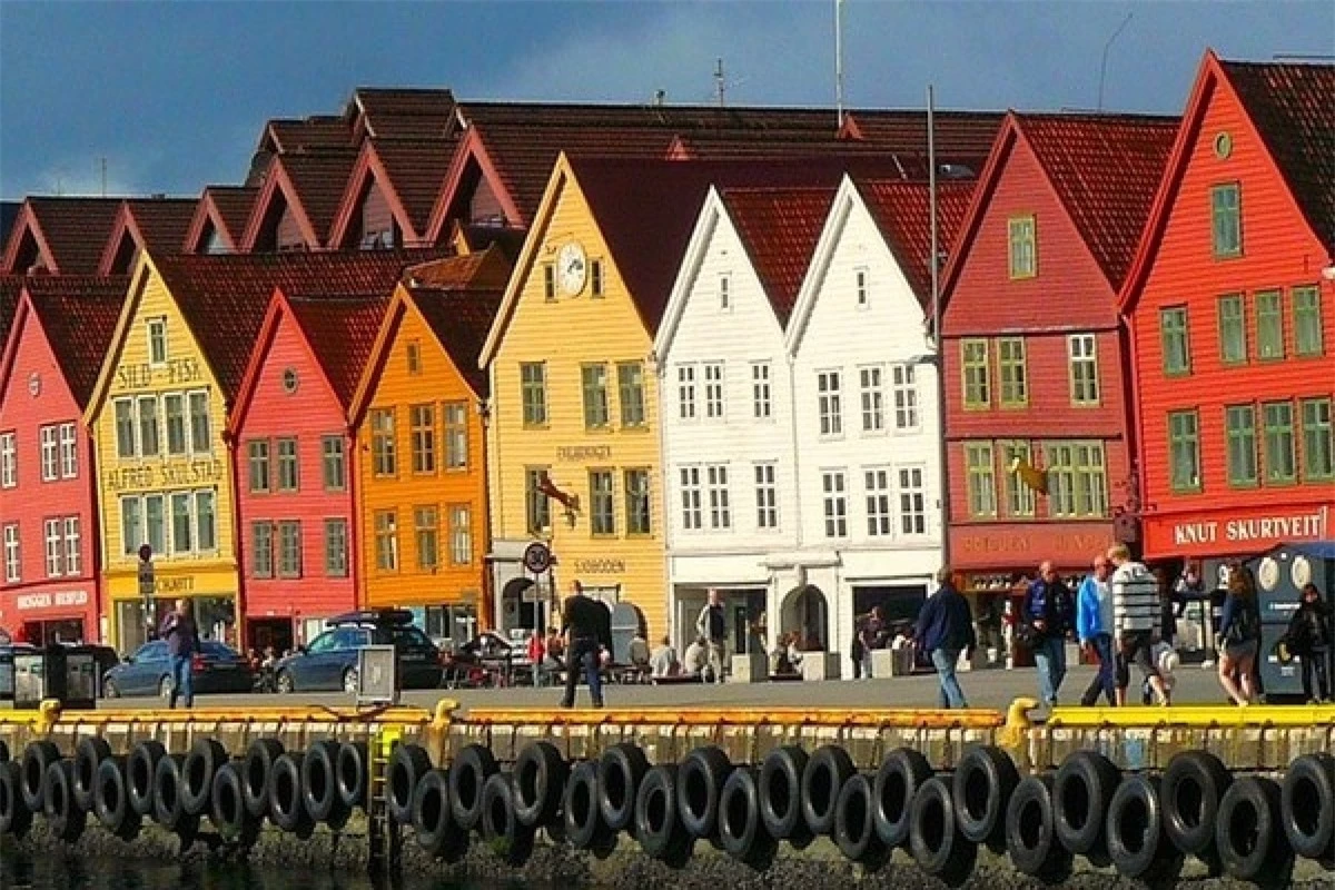 Bergen nằm ở khu vực vịnh hẹp phía Tây Nam của Na Uy. Những tòa nhà với bức tường màu sắc phá cách, mái nhà hình tam giác và phong cách thời Trung Cổ nổi bật trên nền biển xanh.