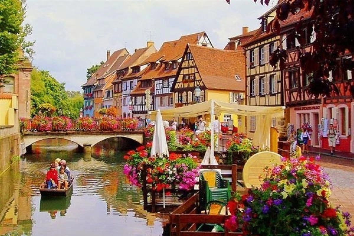 Colmar còn được gọi là La Petite Venice – tiểu Venice của nước Pháp, nằm cách thành phố Strasbourg khoảng 30 phút đi ô tô hoặc tàu hỏa. Ngôi làng cổ kính nằm soi bóng xuống dòng sông Lauch thơ mộng với những căn biệt cổ với ban công đầy hoa, những quán cafe nhỏ xinh. Colmar đã trở thành mô típ của ngôi làng trong bộ phim hoạt hình nổi tiếng “Lâu đài bay của pháp sư Howl”.