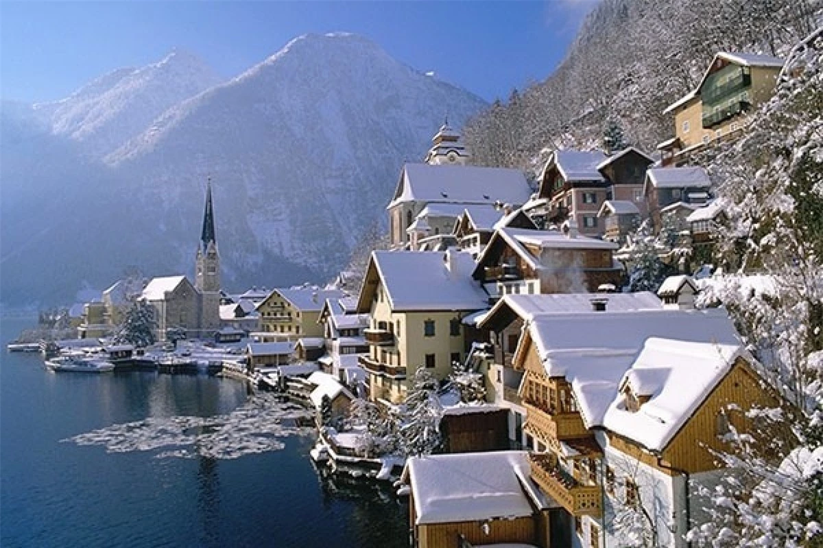 Hallstatt là một trong những thị trấn Trung cổ đẹp nhất ở châu Âu. Những ngôi nhà mang vẻ đẹp truyền thống, xinh xắn như trong truyện cổ tích soi bóng trên mặt hồ trong xanh như gương. Khi mùa đông đến, những mái nhà phủ đầy tuyết trắng khiến khung cảnh nơi đây càng thêm quyến rũ.