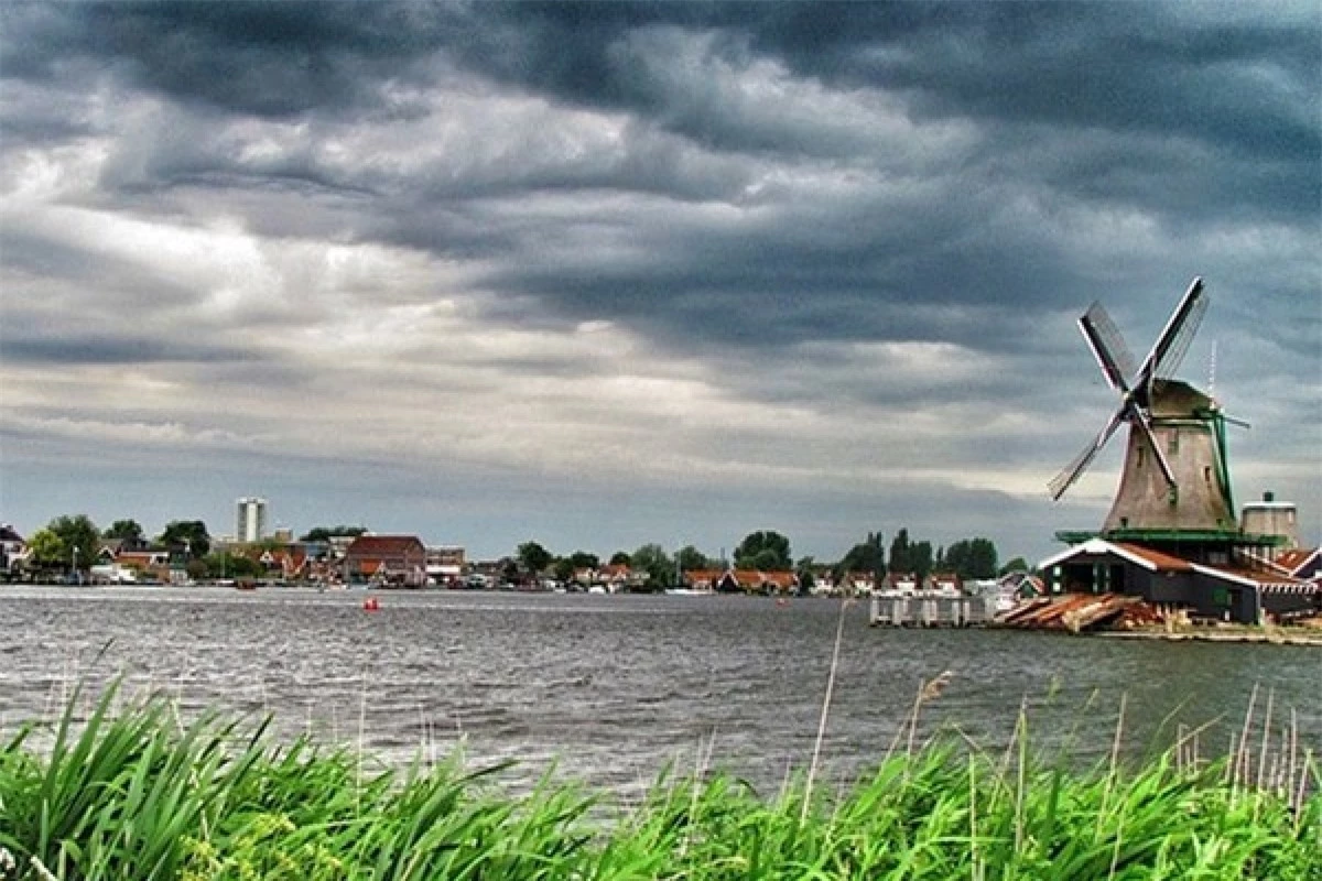 Zaanse Schans là nơi bạn có thể nhìn ngắm những biểu tượng nổi tiếng của Hà Lan như cối xay gió, hoa tulip, giày gỗ. Hà Lan đang thay thế các cối xay gió truyền thống bằng các tuabin gió hiện đại nên rất ít nơi có thể nhìn thấy các cối xay gió truyền thống như ở Zaanse Schans.