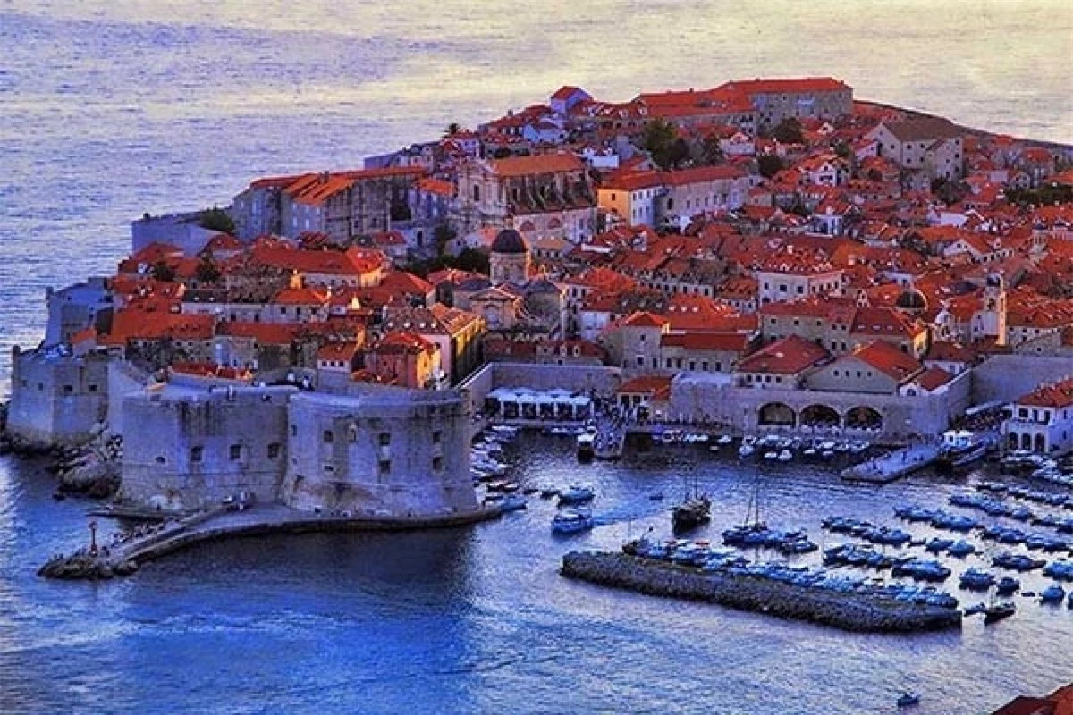 Rastoque (Croatia) là một ngôi làng cổ tích tuyệt đẹp với những người dân mến khách và khung cảnh thơ mộng. Diện tích ngôi làng rất nhỏ và chỉ có khoảng 100 người dân sinh sống nên nhiều du khách đến đây tham quan trong ngày và không cần ở lại qua đêm.