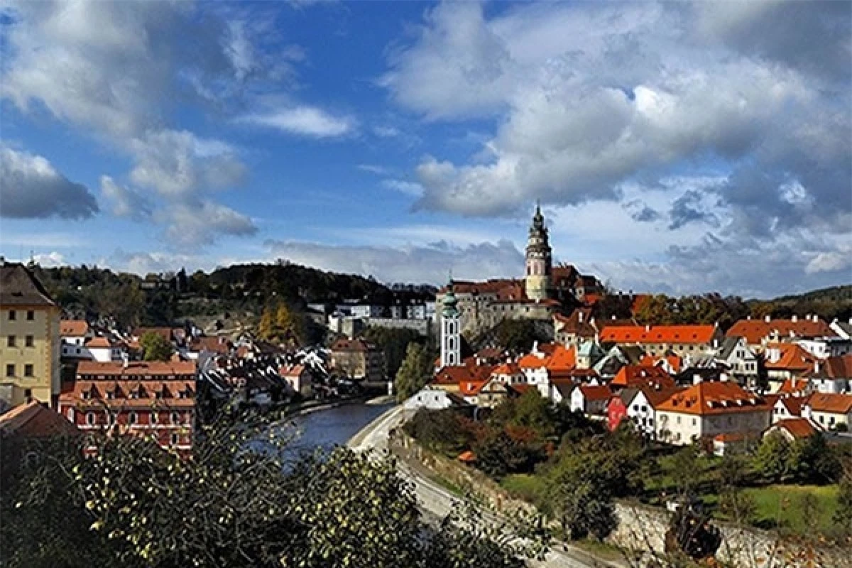 Nằm ở phía Nam của Cộng hòa Séc, Cesky Krumlov là thị trấn mang tính biểu tượng của thời Trung cổ. Các di tích và cửa hàng mang kiến trúc Gothic, Phục hưng chiếm đếm một nửa của thị trấn và một nửa trong số đó là tập hợp những ngôi nhà với mái màu cam, tường màu kem độc đáo.