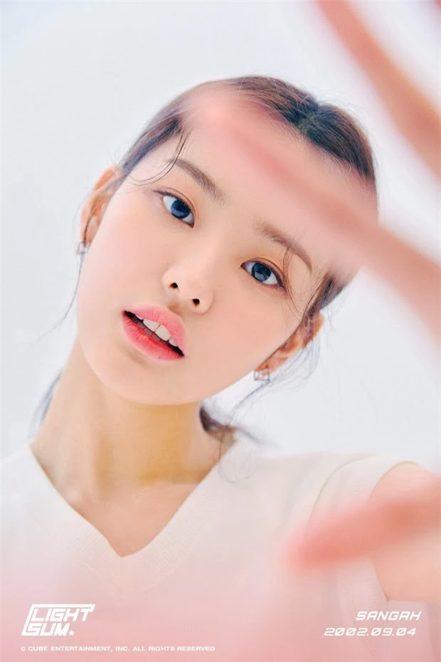 Nhóm tân binh CUBE vừa chốt đội hình đã tranh cãi: Thành viên giống Nayeon (TWICE) hay Jennie (BLACKPINK) mới là visual? - Ảnh 1.