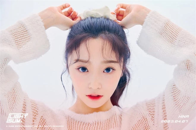 Nhóm tân binh CUBE vừa chốt đội hình đã tranh cãi: Thành viên giống Nayeon (TWICE) hay Jennie (BLACKPINK) mới là visual? - Ảnh 12.