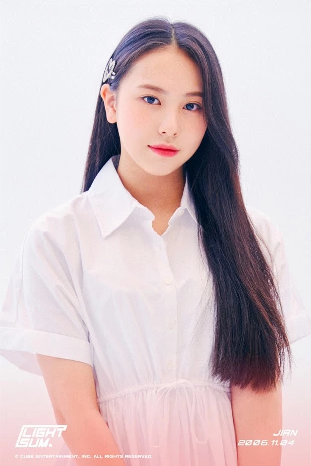 Nhóm tân binh CUBE vừa chốt đội hình đã tranh cãi: Thành viên giống Nayeon (TWICE) hay Jennie (BLACKPINK) mới là visual? - Ảnh 6.