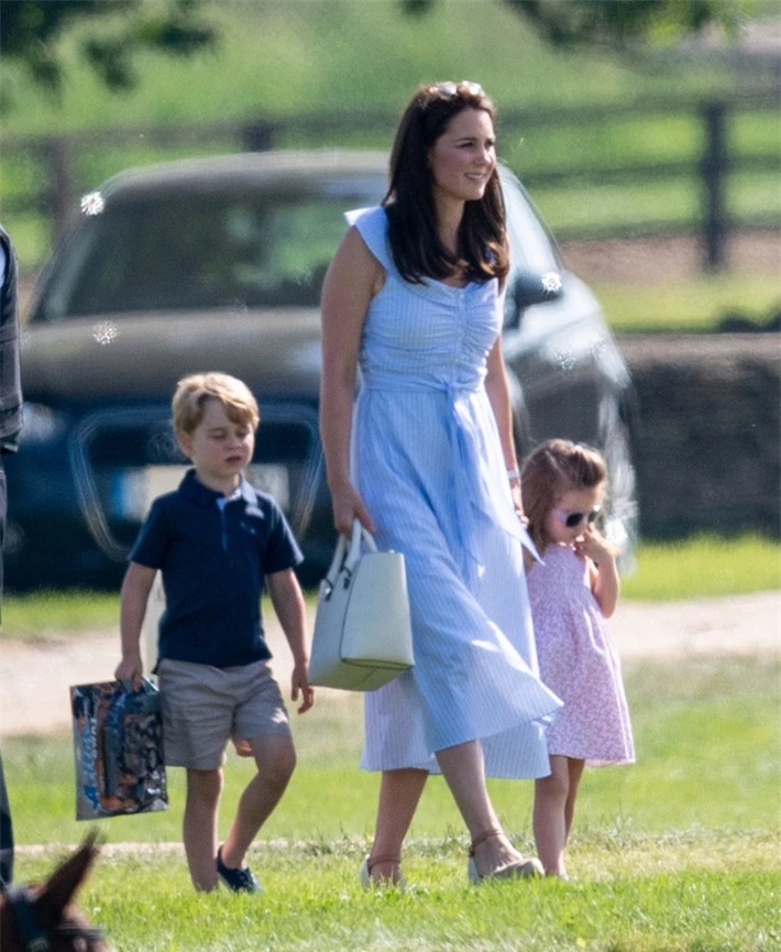 Sau một loạt cử chỉ tinh tế trong tang lễ hoàng gia, Công nương Kate xuất hiện cùng 3 con nhỏ và lại ghi điểm với cách ứng xử tuyệt vời - Ảnh 2.
