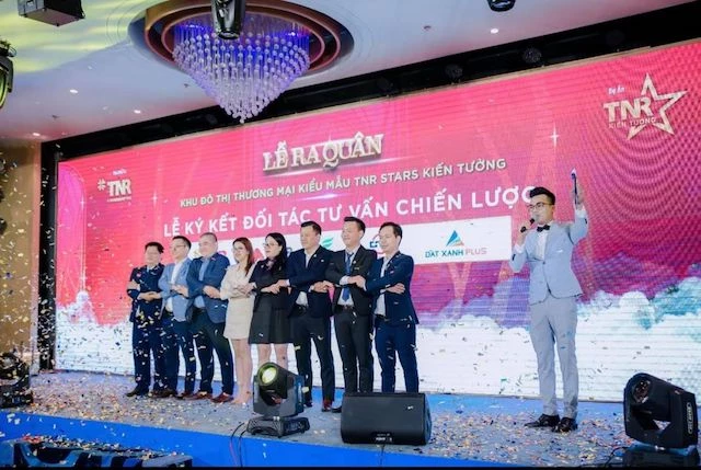 mới đây, ngày 14/4 TNR Holdings Vietnam tiếp tục tổ chức lễ ra quân và ký kết hợp tác tư vấn chiến lược dự án Khu Bến xe - Dân cư Kiến Tường (tên thương mại TNR Stars Kiến Tường; toạ lạc tại phường 3, thị xã Kiến Tường, tỉnh Long An).
