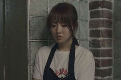 Rửa bát lỡ để sót cọng hành, chồng hất tung mâm quát lớn: 'Bát cho người hay cho chó ăn'