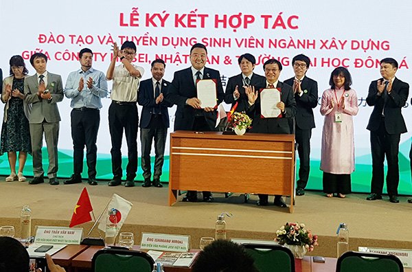 Ký kết hợp tác đào tạo và tuyển dụng sinh viên ngành Xây dựng giữa Công ty HEISEI (Nhật Bản) và ĐH Đông Á trong khuôn khổ Ngày hội việc làm Nhật Bản 2021 tại ĐH Đông Á ngày 24/4/2021.