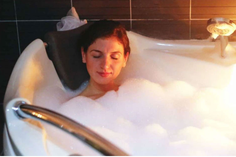 Tắm đêm có an toàn không? Đâu là những sai lầm có thể gây đột tử khi tắm?