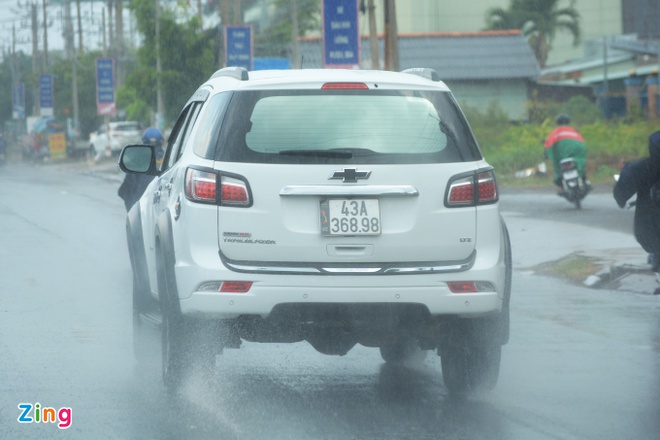 Những lưu ý khi lái ôtô ở trời mưa lớn