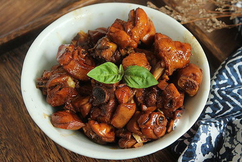 Gà om nước tương, húng quế đậm đà trôi cơm